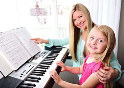 moeder en dochter hebben pianoles en keyboardles
