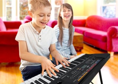 jongen heeft pianoles en keyboardles op een yamaha piano
