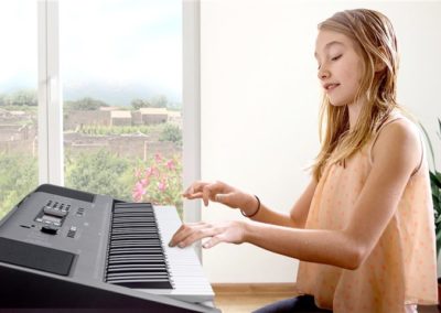 meisje heeft pianoles en keyboardles op een yamaha piano